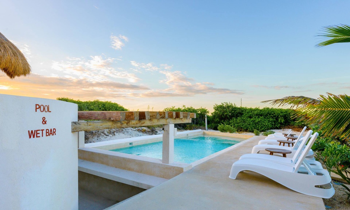 Miramar Apartment | Cozy beachfront apartment with ocean views, pool and balcony