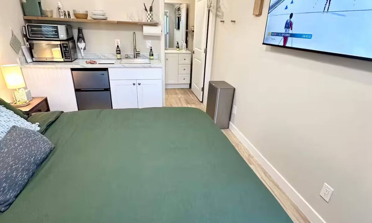 Melrose Paradise Cottage | Cozy Quiet Private Cottage Retreat Near Everything