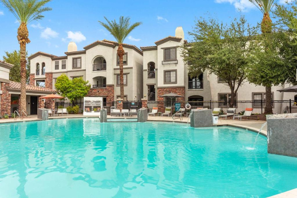 Glendale Sports and Entertainment District Apartment | CozySuites Glendale by the stadium with pool 19