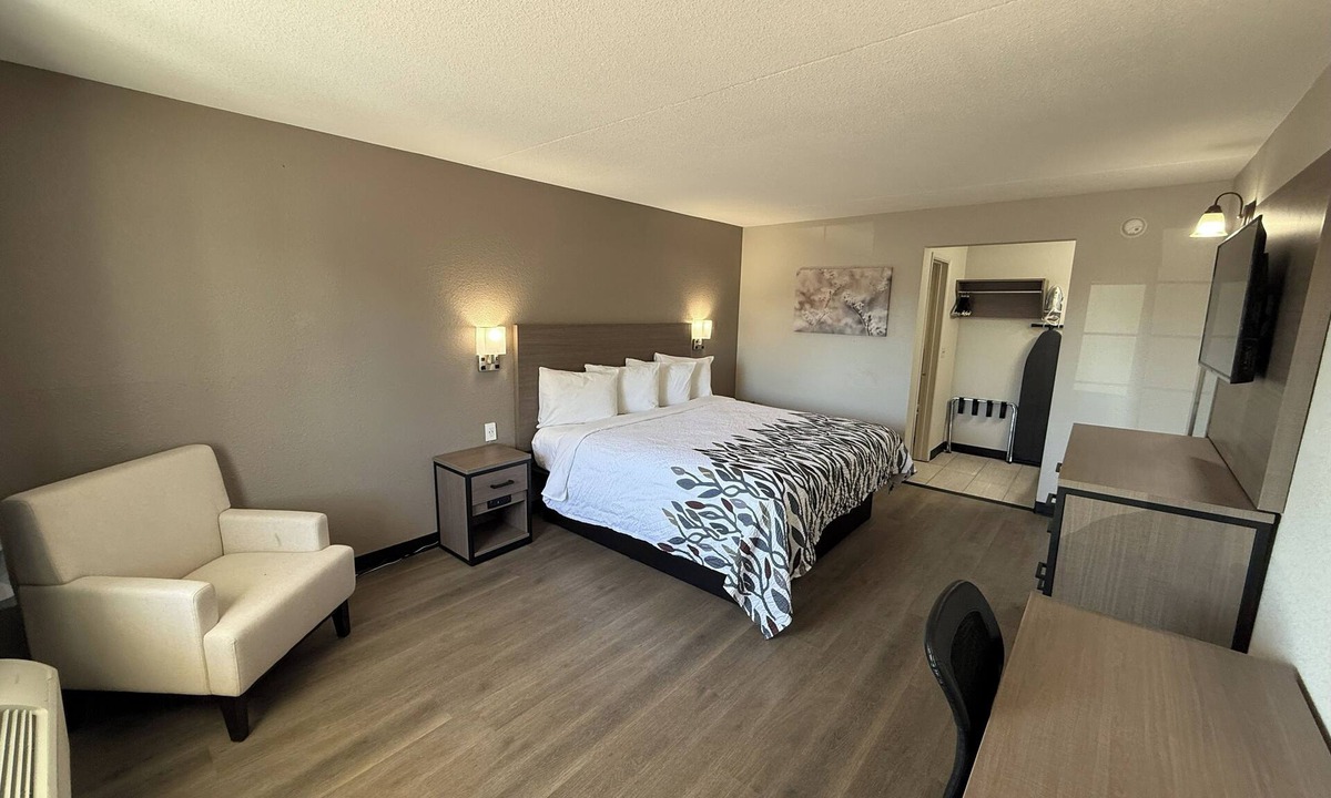 Tucson Hotel | Deluxe Queen Room — Clean & Perfectly Designed for a Relaxing Couples’ Getaway