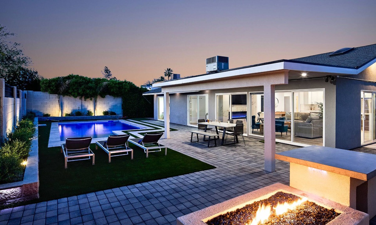 Casa Del Mar Cottage | Desert Daze - Sparkling Pool - Mins to Old Town