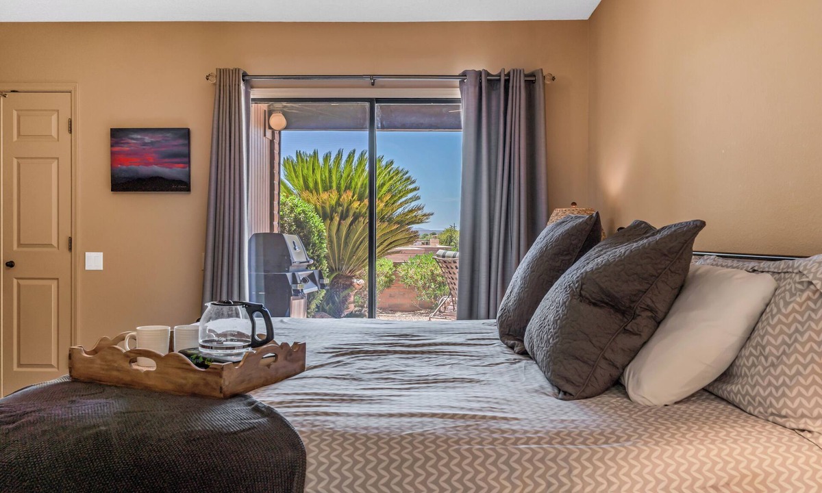 Green Valley Condo | Desert Dream with superb mountain views from the patio!