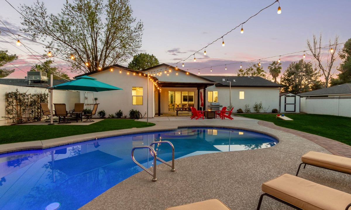 Camelback East House | Desert Playground 5BR Sleeps 14 + Heated & Chilled Pool + Huge Yard + Game Room