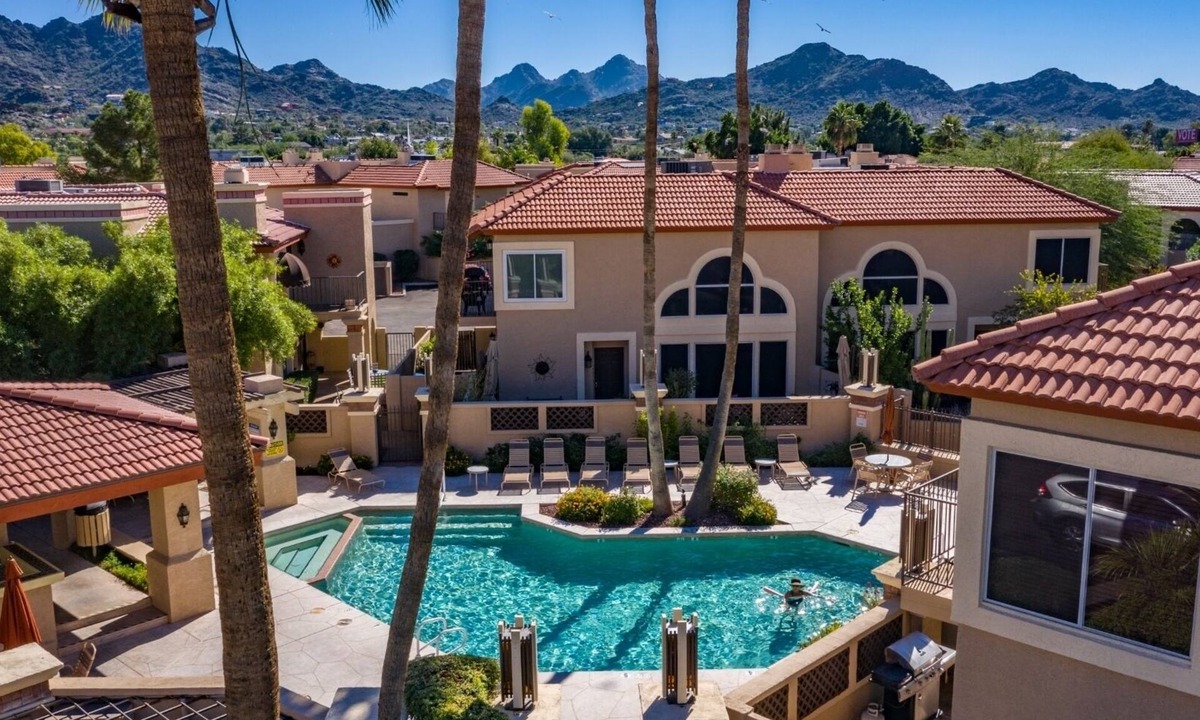 North Mountain Condo | Desert retreat gated, 3 pools, King beds, cable, WiFi, free parking, PAC MAN