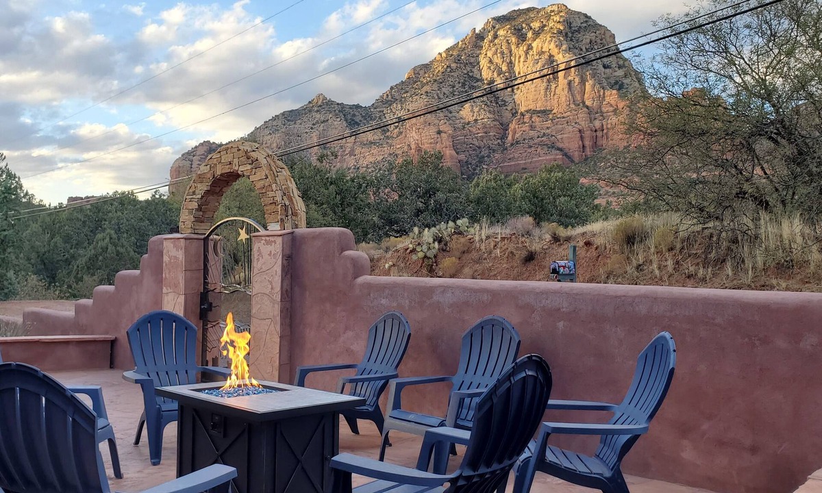 West Sedona House | Discover luxury at Sedona Sugarloaf Dream: 4BR, 3BA with stunning red rock views.