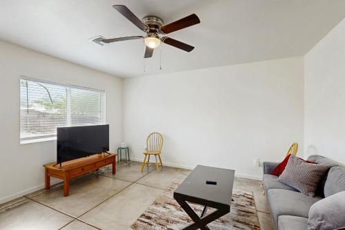 Oak Flower House | Dog-Friendly Getaway w/Yard in Tucson!