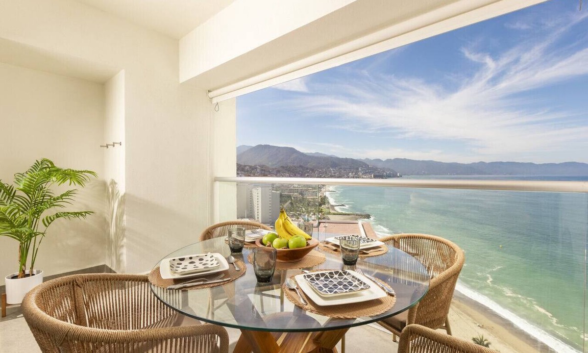 Las Glorias Apartment | Dreamy Oceanview Getaway 1BR + Breakfast Included