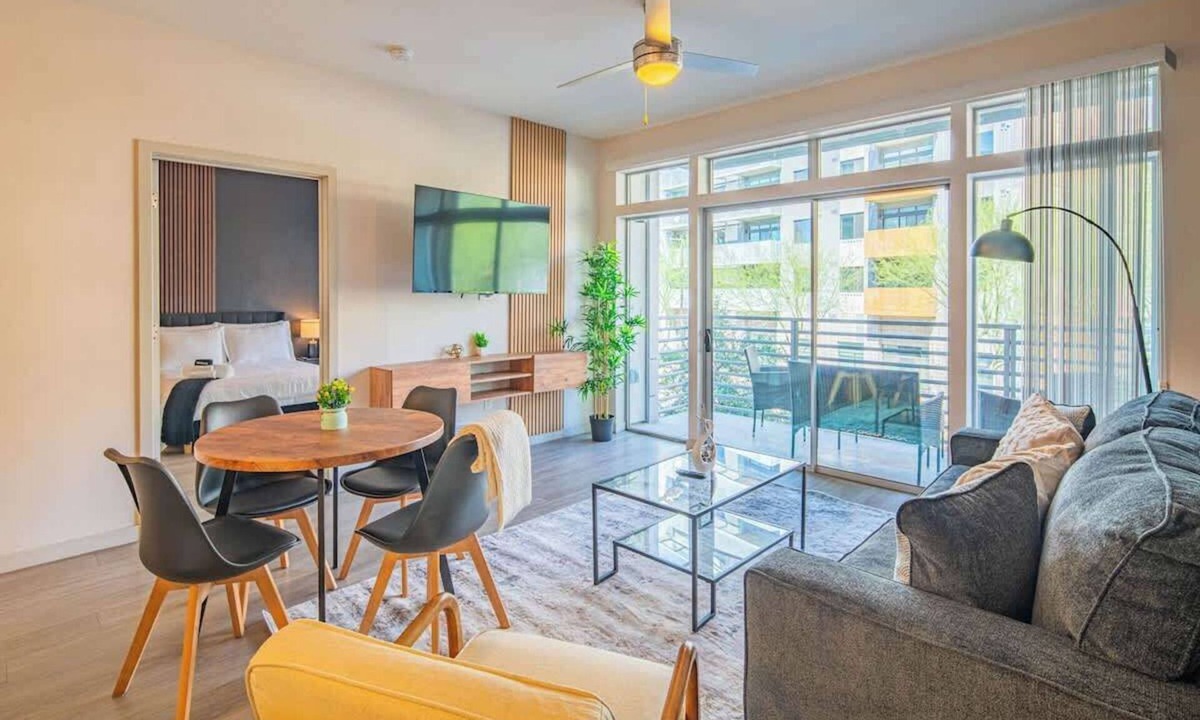 Evans Churchill Apartment | DT Phoenix | Pool, Gym, Parking, W/D Near Airport