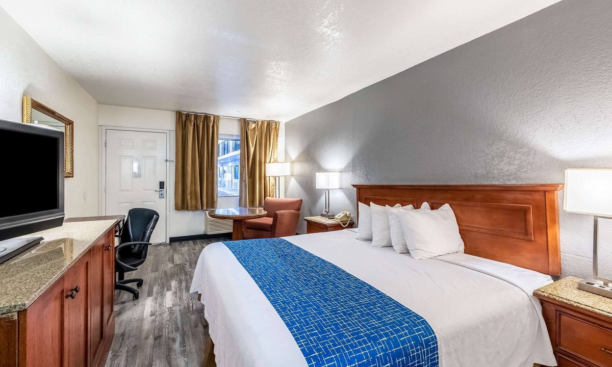 Westown Commercial Center Hotel | Econo Lodge Phoenix North I-17