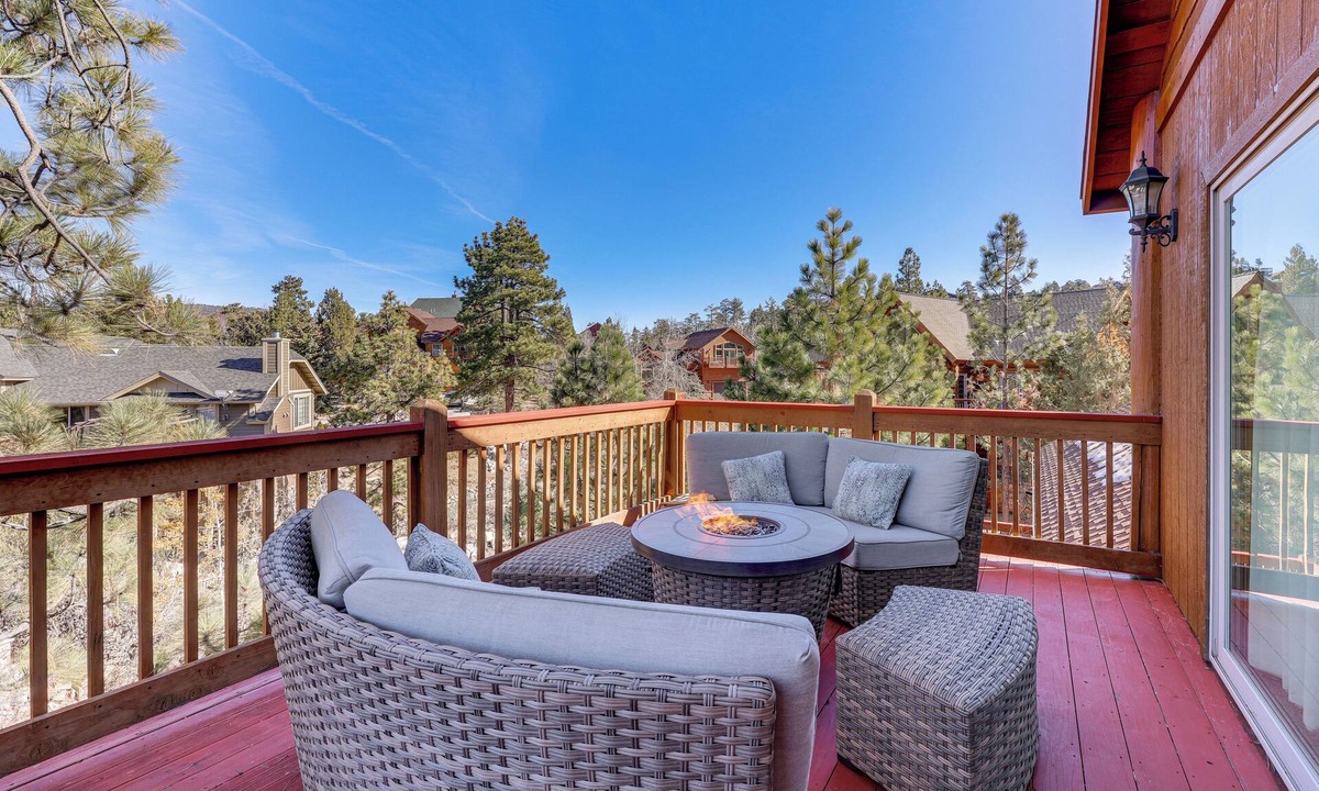 Castle Glen Estates Cabin | Elegant Big Bear Cabin Half Mi to Big Bear Lake!