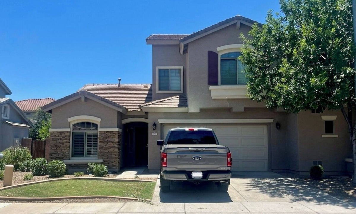 Chandler House | Enjoy this cozy townhouse during your remodeling or construction projects!