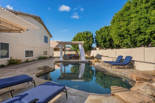 Peoria House | Epic 6BR with Foosball and Popcorn - Pool and Fire Pit