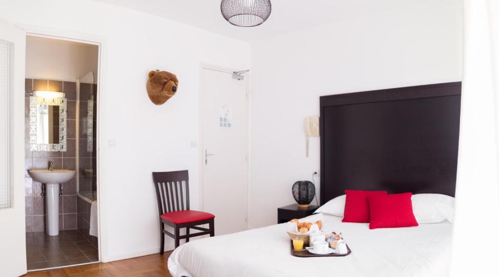 Riou - Petit Juas - Av de Grasse Hotel | Esperanto