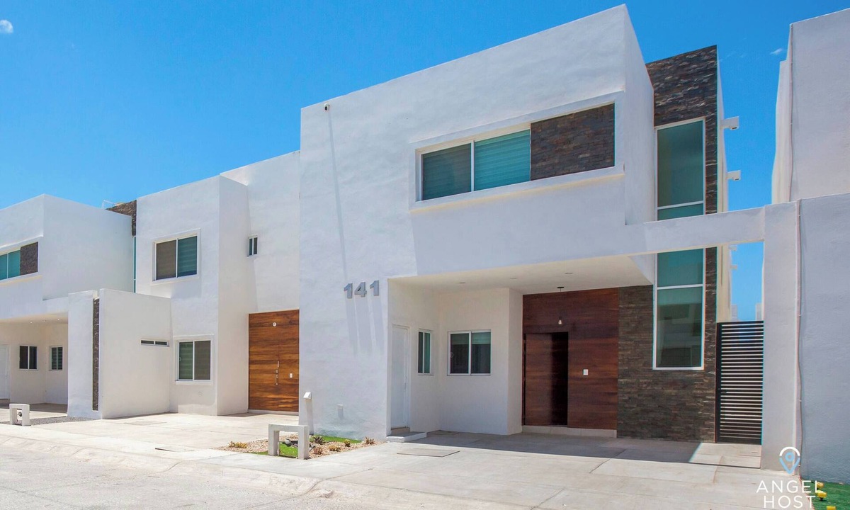 La Paz House | Family-Friendly House in Gated Community with Communal Pool