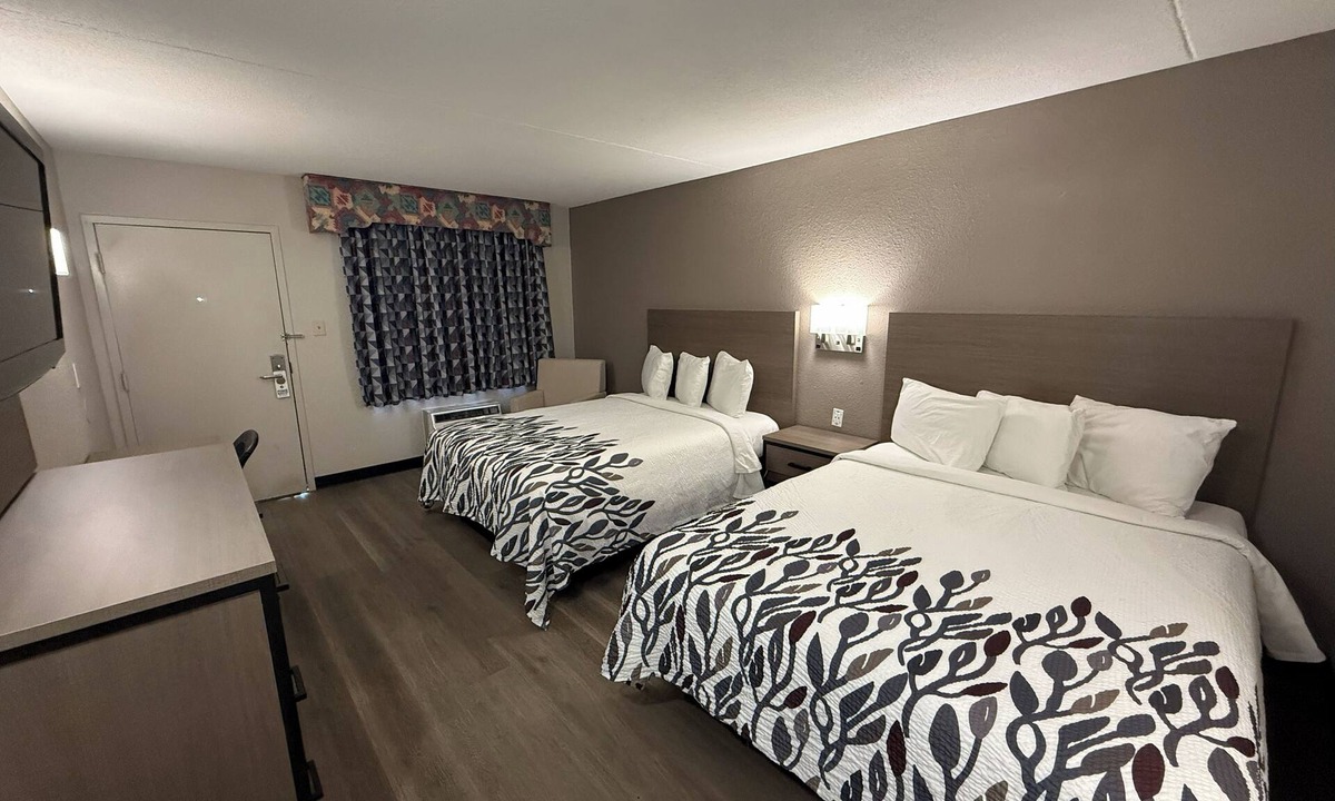 Tucson Hotel | Four Deluxe 2 Queen Units—Bright, Comfortable & Ideal for Big Groups