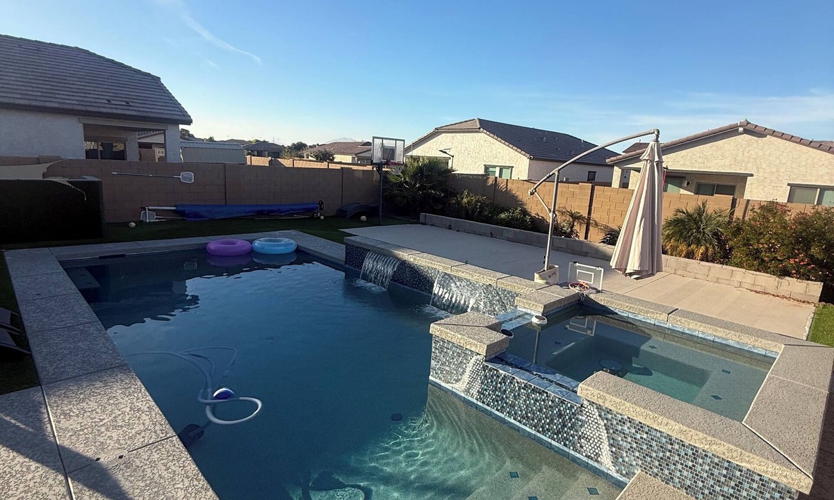 Maricopa House | FUN HOUSE 10 person jacuzzi-pool-basketball-soccer-BBQ