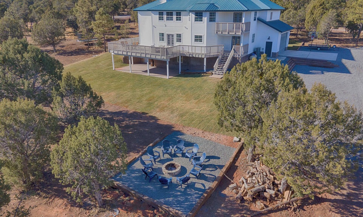 Clay Springs Cabin | Gorgeous 8-Bedroom Family Retreat on 4 Acres in White Mountains!