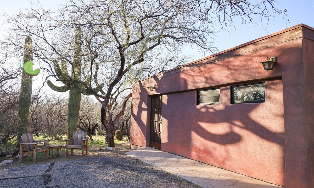 Tanque Verde Apartment | Guesthouse among Saguaros