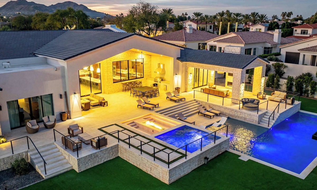 South Scottsdale House | HÓZHÓ Cattle Track | Golf Sim, Pickleball & Pool