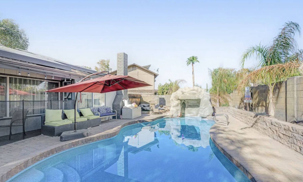 Glendale House | Heated Pool + Hot Tub + Arcade Games! + Sleeps 12