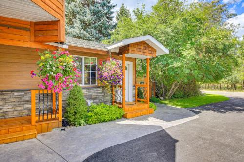 Libby Apartment | Homey Pet-Friendly Libby Cottage w/Yard by Creek!