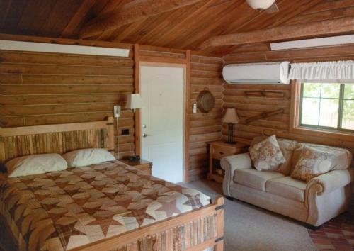Sedona House | HONEYSUCKLE - Rustic cabin for 2 in Oak Creek Canyon