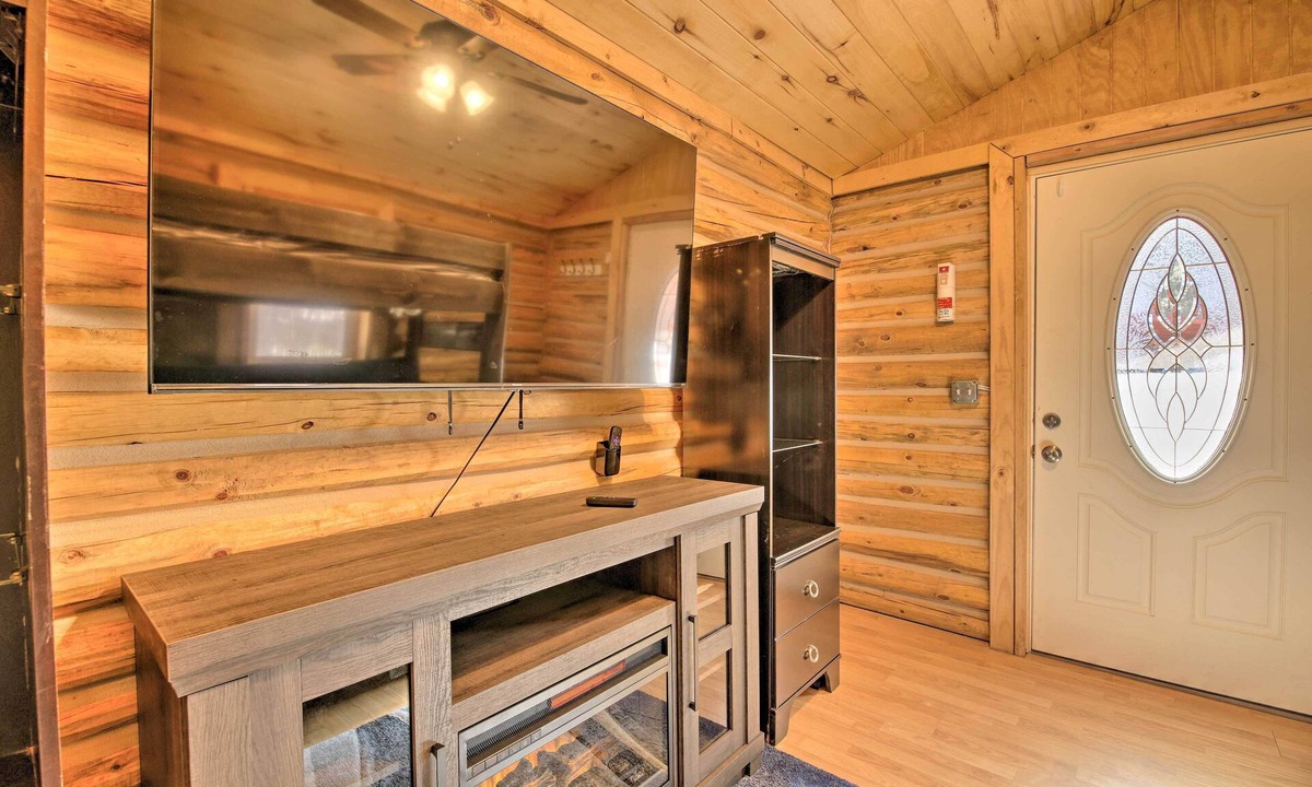 Pinetop Cottage | Hot Tub Hideaway in Pinetop: Bring Your Pet!