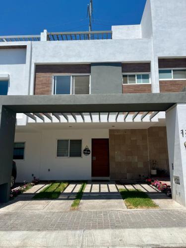 Queretaro House | house with a roof
