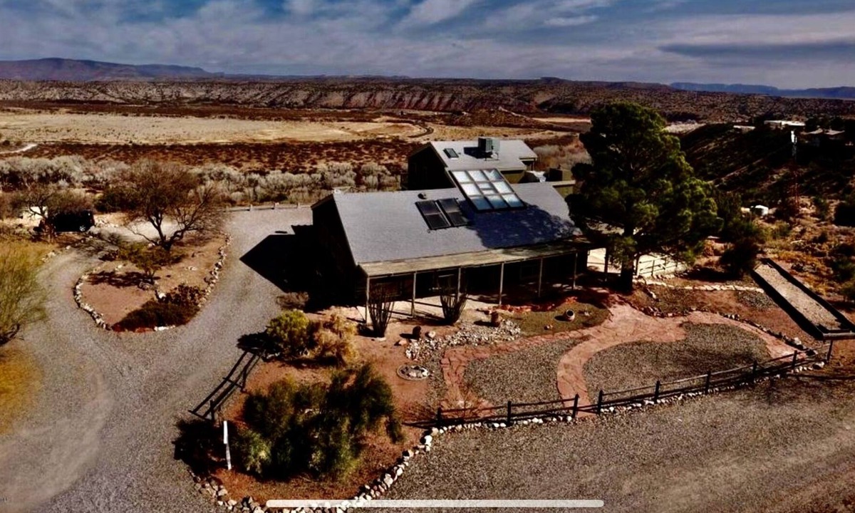 Clarkdale House | Ideally located high desert home with panoramic views