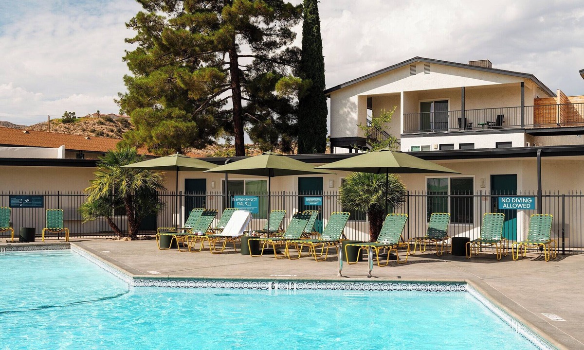 Yucca Valley Hotel | Joshua Tree | King+Queen Bunk | Park Adventures, Gear Rentals, Coffee Bar