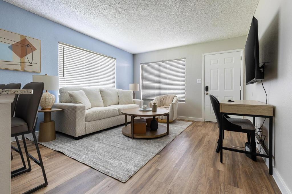 Maryvale Apartment | Landing Chic 1BD in Maryvale Village