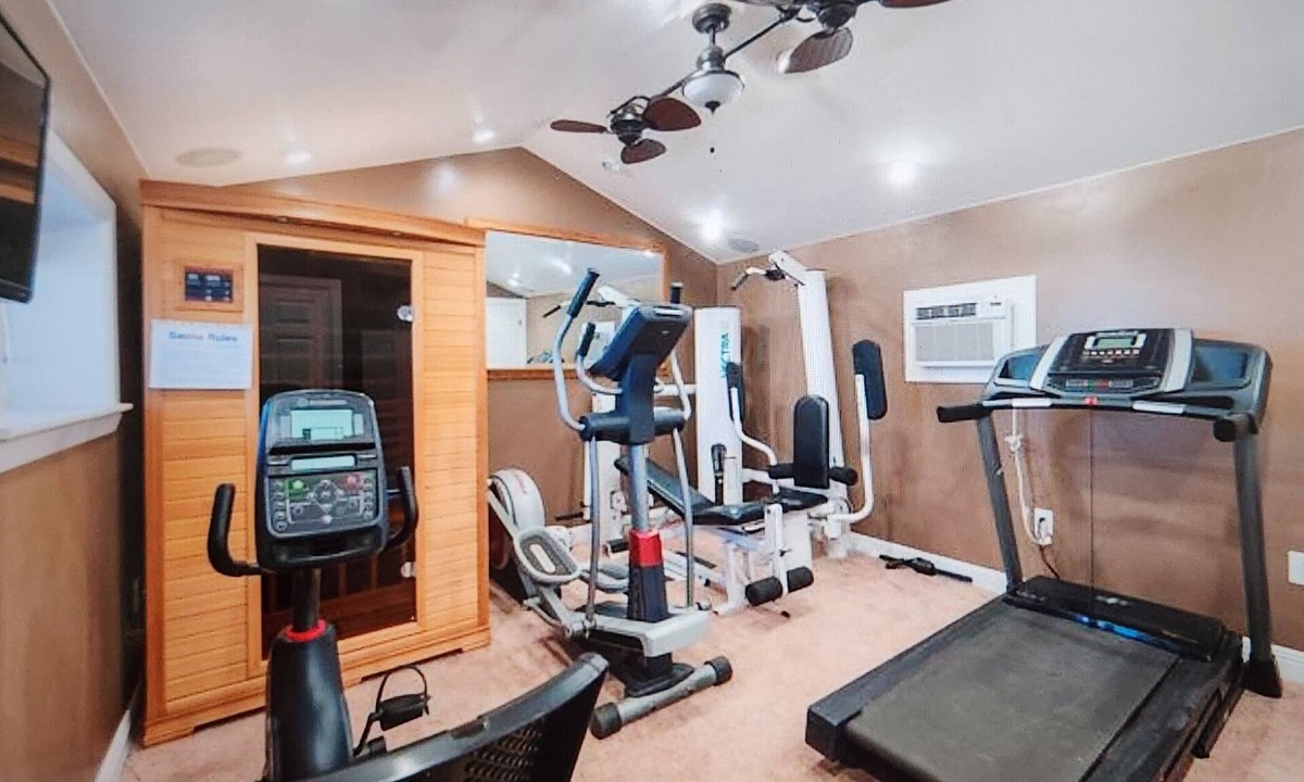Kanab House | Large Group Stay Near Zion—Bryce—Grand Canyon—Sleeps 17–30 Hot Tub Sauna Yard