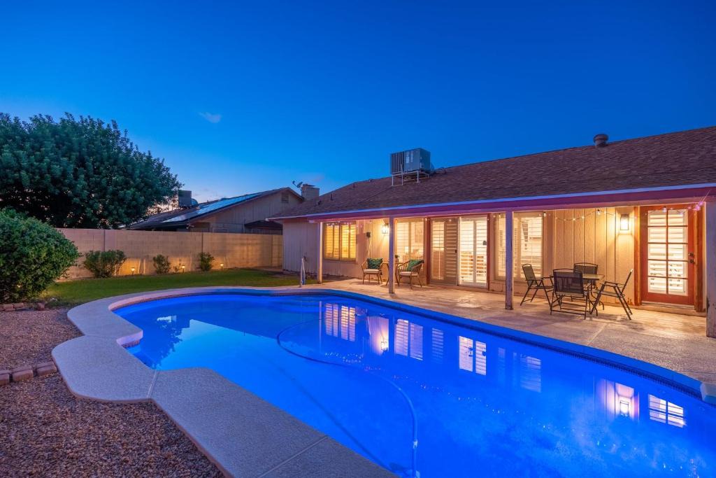 Foxfire House | Large Pool With Diving Board, Remodeled 3bdrm, Near State Farm STDM and More!