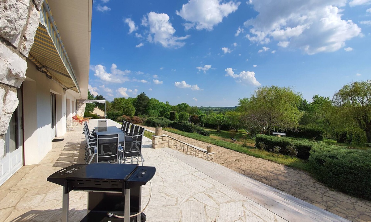 Onzain House | Large quiet property with Castle View