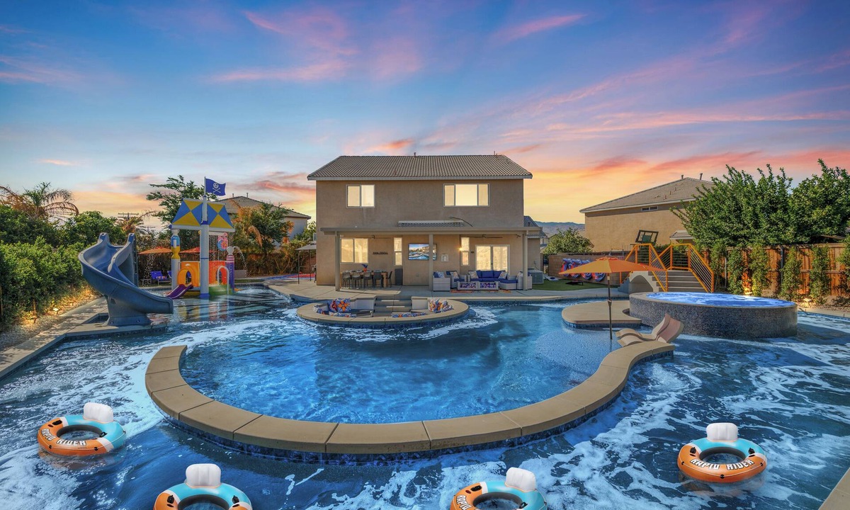 Coachella House | LAZY RIVER, mini WATERPARK, Slides, Basketball Ct, Firepit, Arcades, 6 Bedrooms