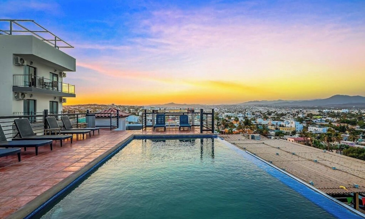 Downtown Cabo San Lucas Apartment | Loft Close to the Ocean With Rooftop Infinity Pool, Balcony & gym - Dog-friendly