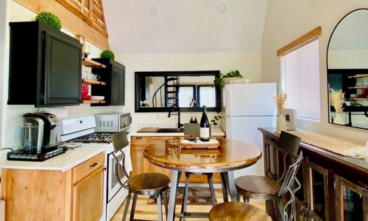 Kingman Cabin | Lofty Leisure Cabin- in a serene location perfect for a relaxing getaway