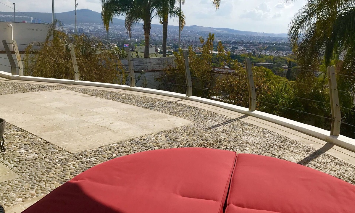 Queretaro House | Luxurious modern residence with security and excellent location