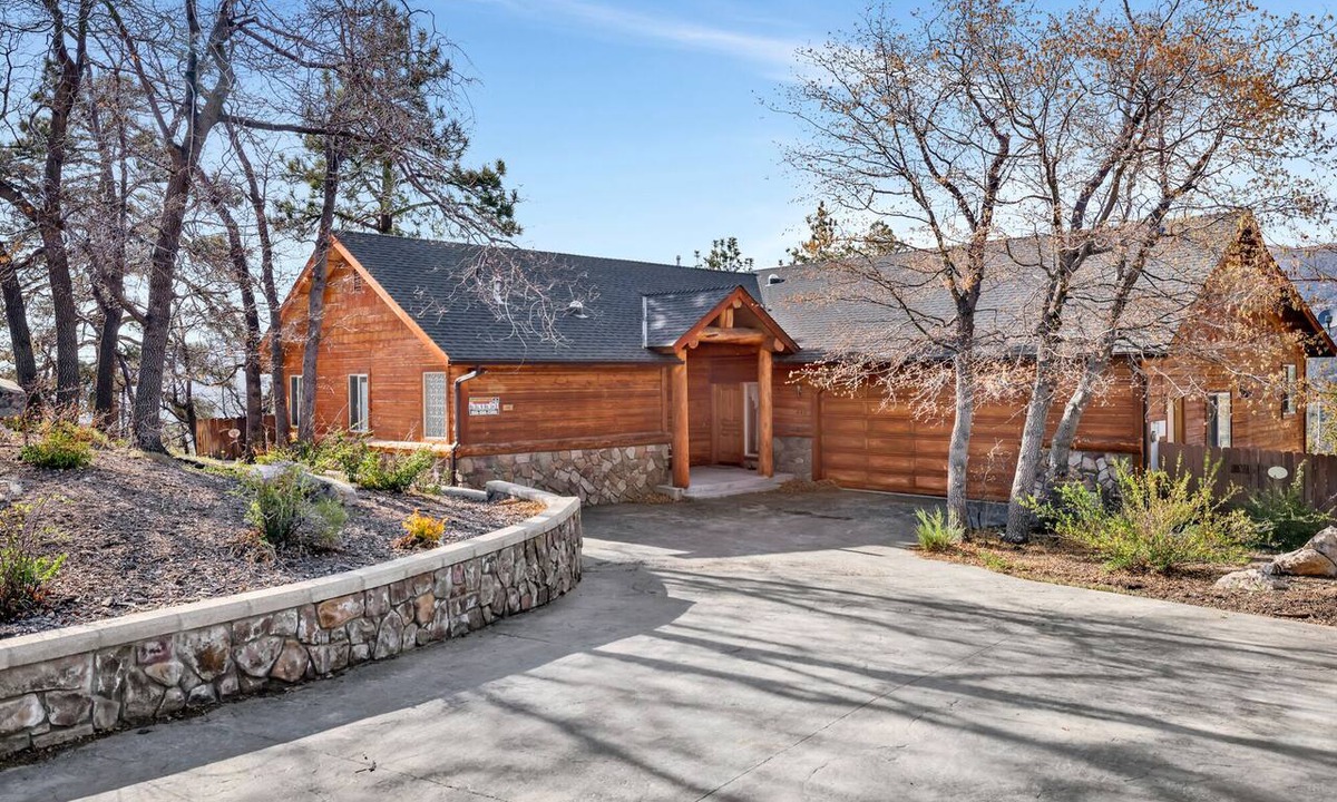 Castle Glen Estates Cabin | Luxury 3BR/3BA Castle Glen Chalet: Large Sun Deck, Gas BBQ & Private Yard