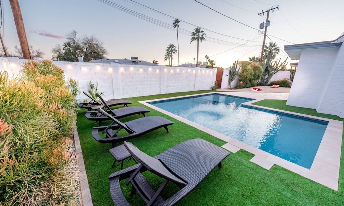 Village Grove House | Luxury Home on Windsor *Near Old Town* Heated Pool