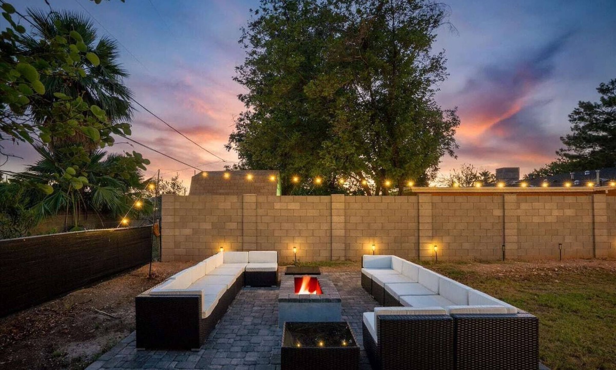 Camelback East House | 🛁 Luxury Mid-Century Retreat | Hot Tub, Cold Plunge & Putting Green