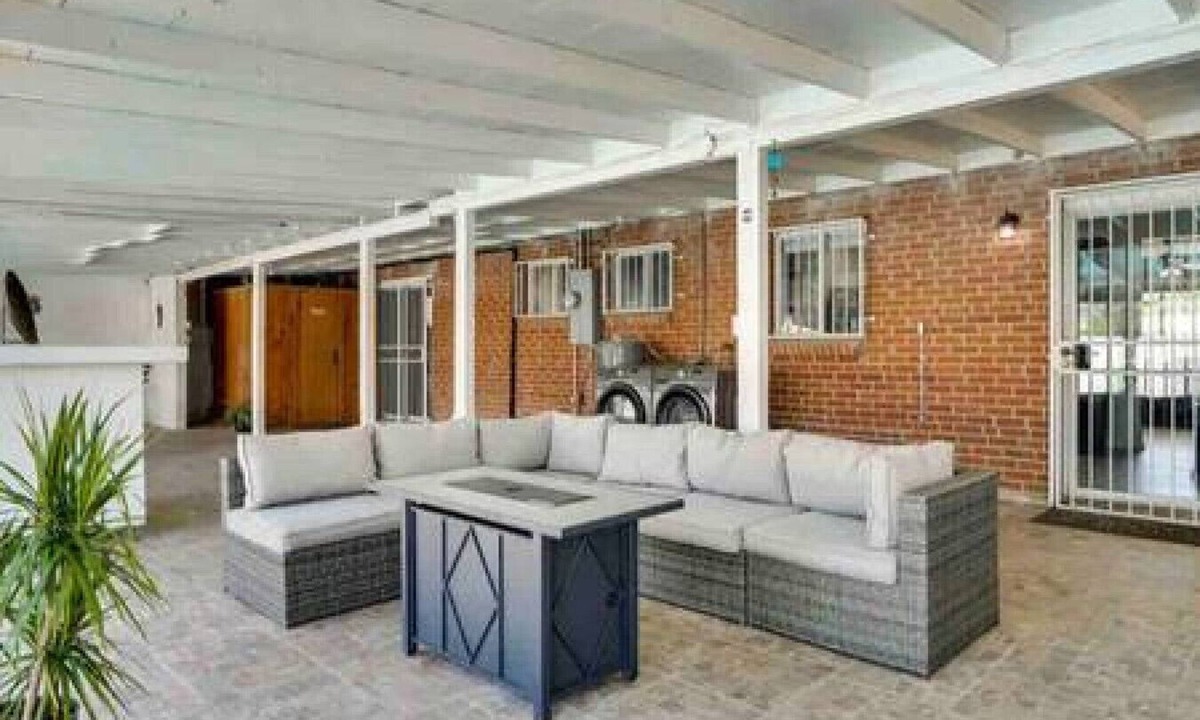 Campus Farm House | Luxury Retreat/3BR/BBQ/ Pool/Parking