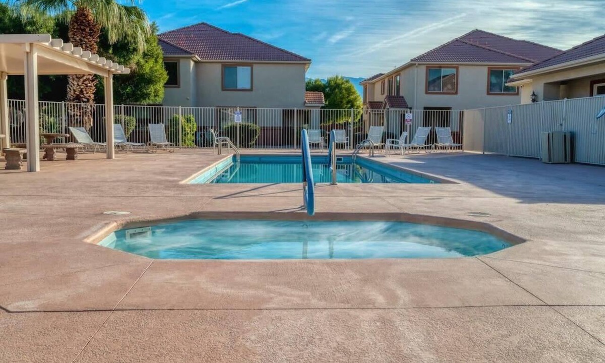 Mesquite Condo | Mesquite 2BR Townhome with Pool & Gym Access
