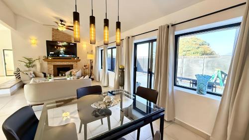 San Antonio Tlayacapan House | Modern 2 Bed Retreat-Great Location-Patio-Gym-Pickleball Court-Golf Cart-Scooter