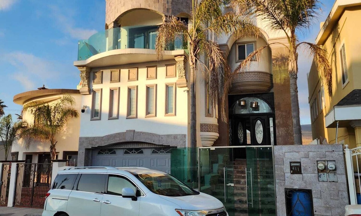 Ensenada House | Modern 5-bedroom house in Ensenada 4 full and 1 half bath