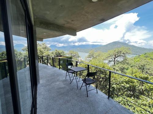 El Santuario Apartment | Modern Boutique Loft with Lake View