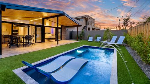 Western Villa House | Modern Home Near Old Town with Pool 4bd & Cornhole