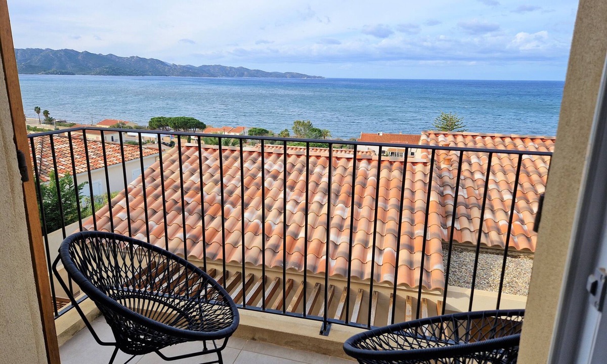 Saint-Florent House | Modern mini villa with seafront terrace next to the beach