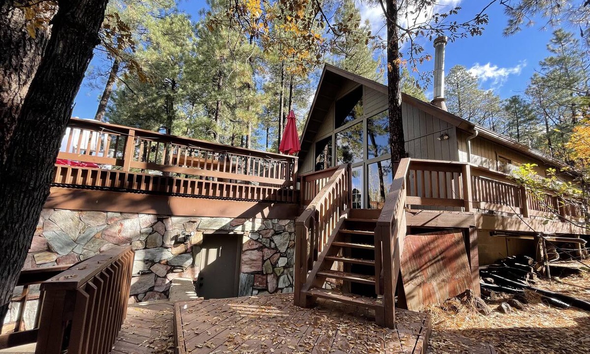 Munds Park Cabin | Modern Mountain Chalet Backing the National Forest/Pet Friendly