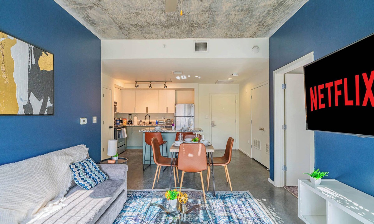 Evans Churchill Apartment | Modern PHX Downtown Apt w/Balcony, Pool, Gym, PKG